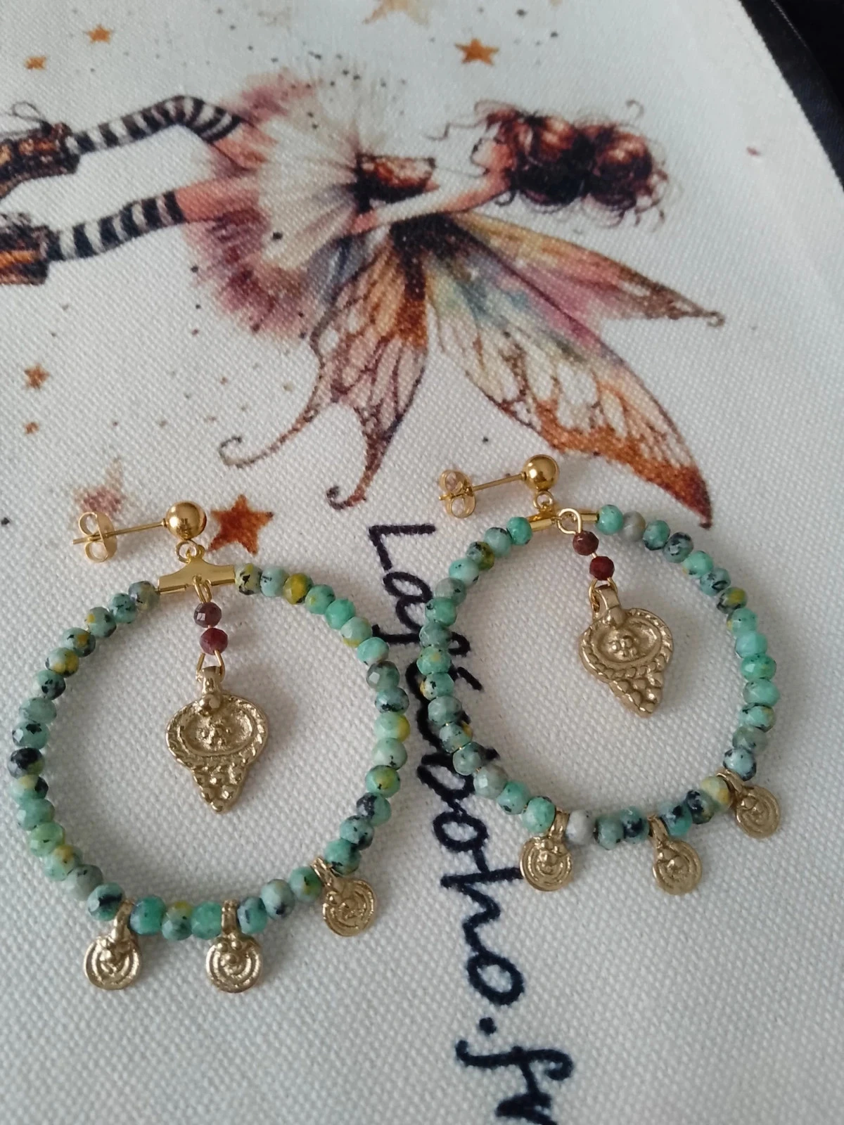 Boucles d'oreilles bohèmes pierres de turquoise africaine et grenat et pampilles dorées